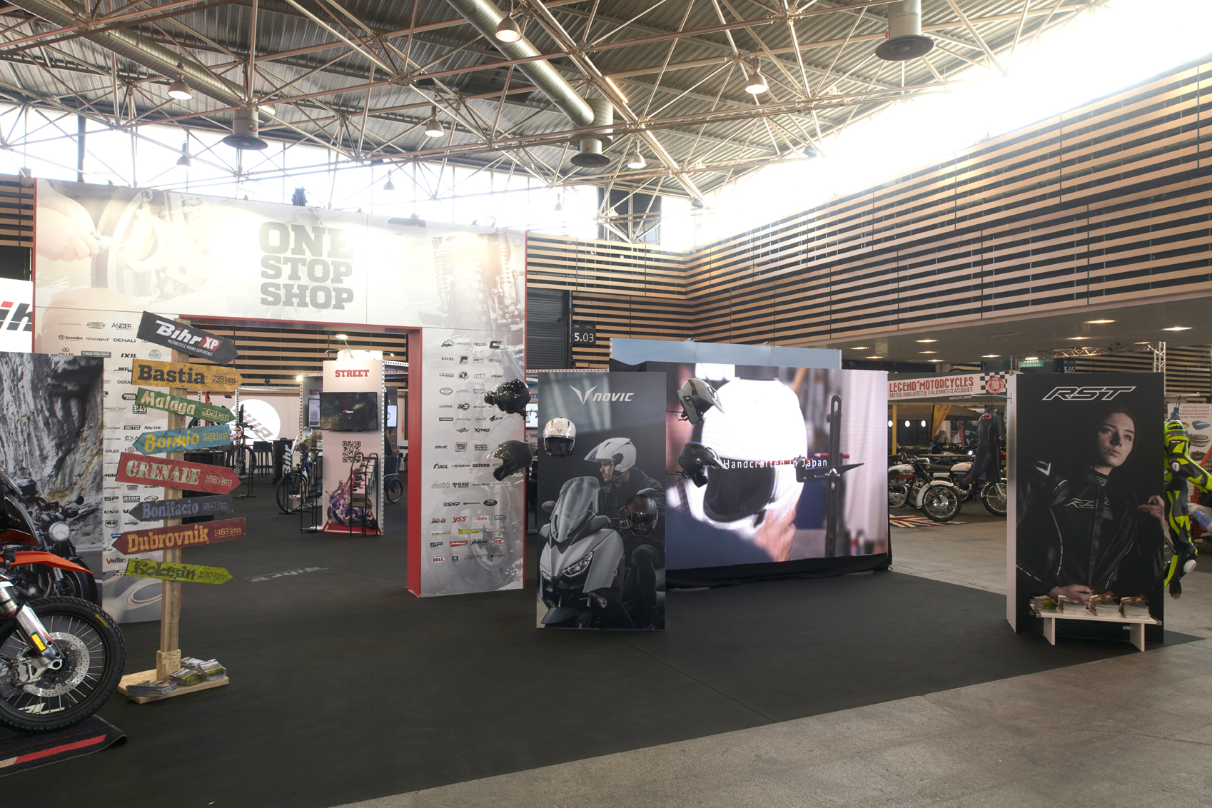 Entrée du stand avec 2 écrans à dalle Led