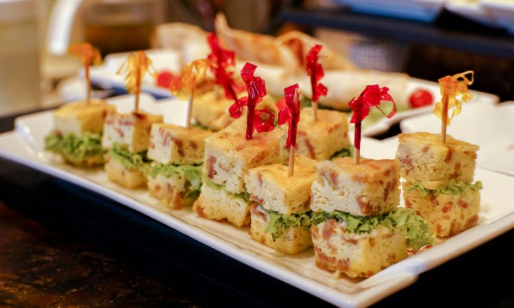 Petit-fours salés sur une assiette blanche