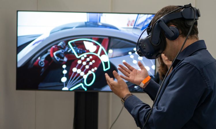 Personne utilisant un casque de réalité virtuelle pour une simulation automobile