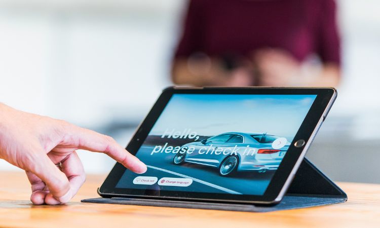 Personne utilisant une tablette tactile