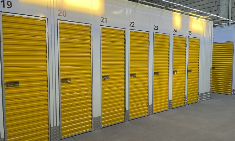 Plusieurs garde-meubles aux portes jaunes