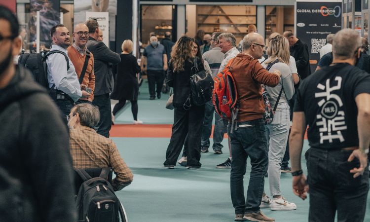 Différentes personnes présentes dans les allées d’un salon