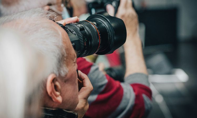 Vue rapprochée d’un photographe sur un événement