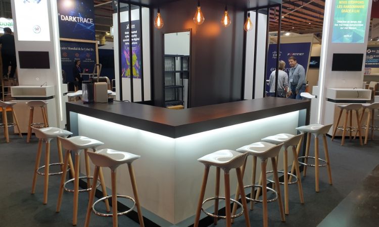 Stand équipé d’un bar et de tabourets hauts