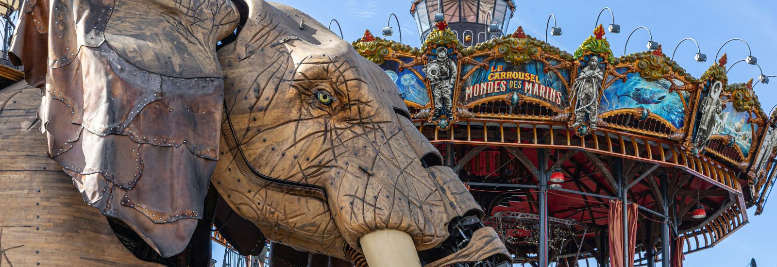 Machines de l’Île avec l’éléphant au premier plan et le carrousel des mondes marins au second