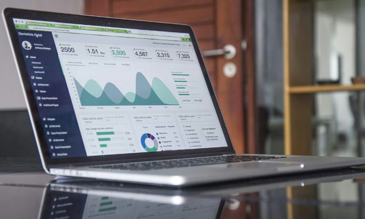 Gros plan sur un ordinateur présentant des chiffres et graphiques