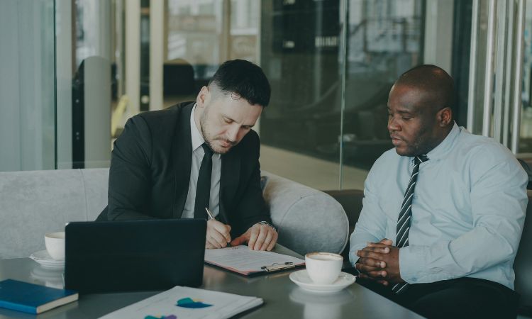 Deux personnes signant un contrat