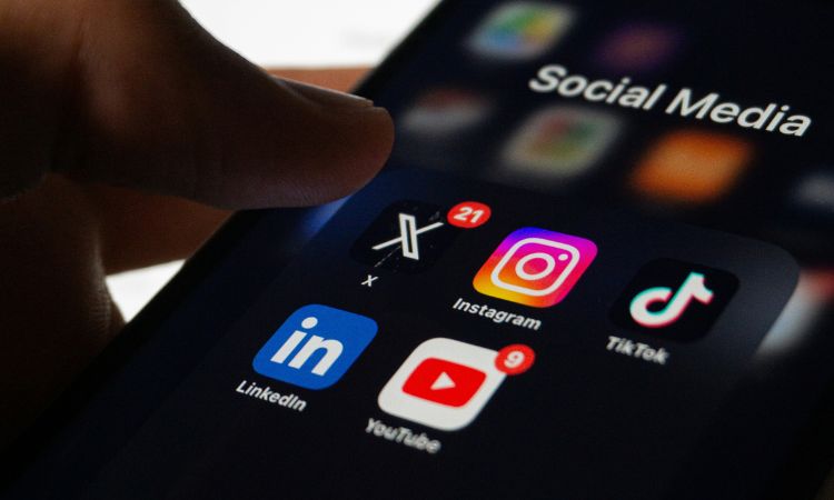 Gros plan sur les icônes de réseaux sociaux d’un smartphone