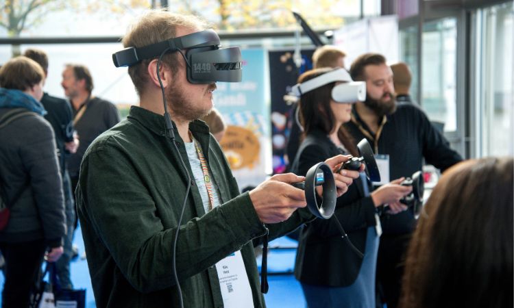 Personnes utilisant des casques de réalité virtuelle sur un salon