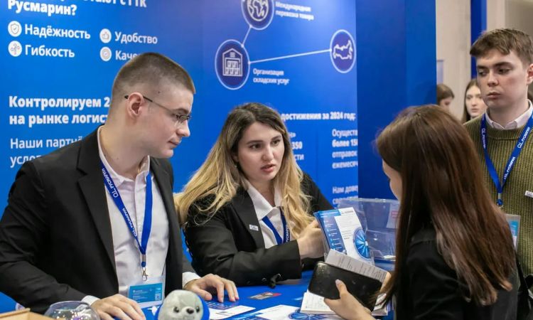 Commerciaux en costume discutant avec des prospects sur un stand