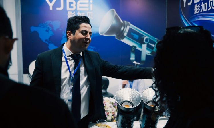 Personne réalisant une démonstration sur le stand d’un salon professionnel