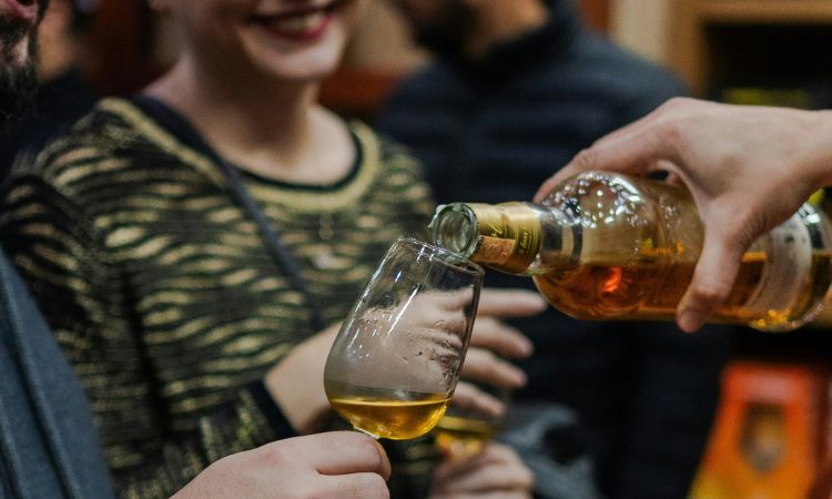 Dégustation d’une boisson alcoolisée dans une foire