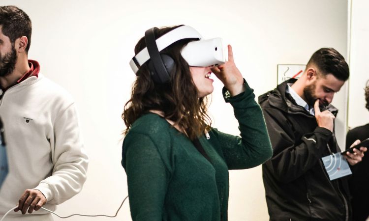 Femme testant un casque de réalité virtuelle sur un salon