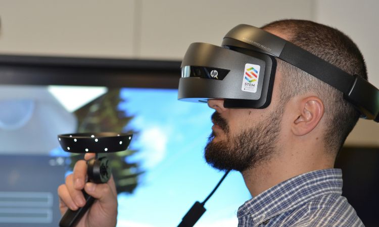 Homme portant un casque de réalité virtuelle de profil