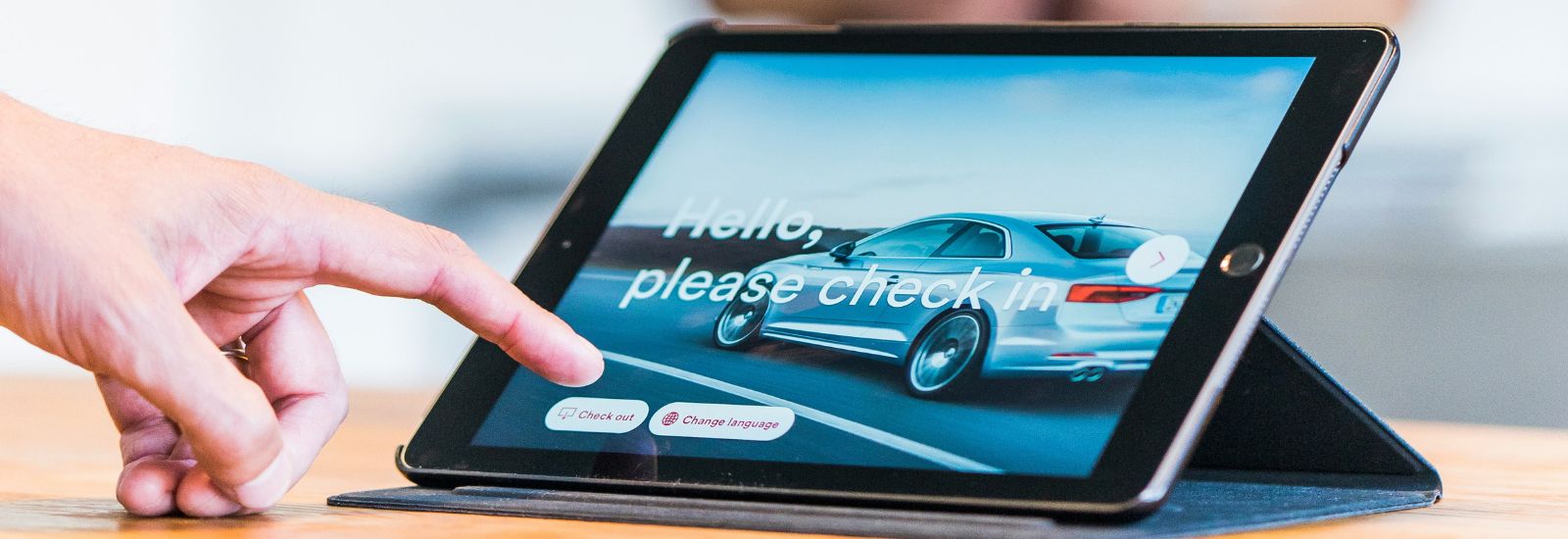 Tablettes, bornes, écrans : digitaliser un stand avec humanité
